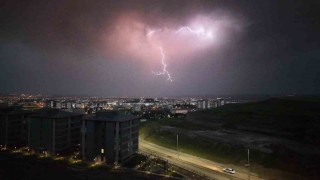 Batmanda şimşekler geceyi aydınlattı