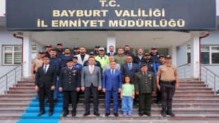 Bayburtta bayram nöbetindeki güvenlik güçleriyle bayramlaşıldı