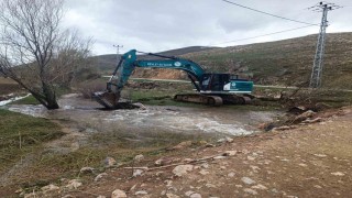 Bayburtta kar sularına karşı dere yataklarında önlem alındı