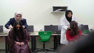Bayburtta meslek öğrenen eller küçük öğrenciler için makas tuttu
