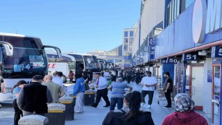 Bayram tatili dönüşleri başladı: 15 Temmuz Demokrasi Otogarında yoğunluk yaşandı