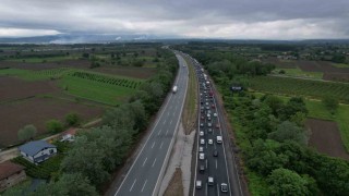 Bayram tatilinin ilk sabahında Sakarya geçişinde trafik durma noktasına geldi