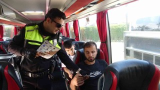Bayram yolculuğuna çıkan vatandaşlar emniyet kemeri takılması konusunda bilgilendirildi