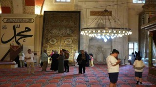 Bayramda Edirneye akın ettiler: Kabe taşı ve örtüsü yoğun ilgi gördü