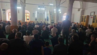 Bayramın üçüncü gününde, vatandaşlar cuma namazında camileri doldurdu