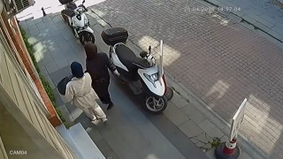 Bayrampaşada 7 milyonluk ziynet eşyasının bulunduğu kasayı torbaya koyup çalan iki kadın kamerada