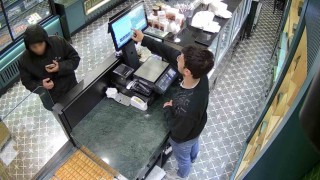 Bayrampaşada önce tatlı yedi, sonra hesabı ödemeden giderken iş yeri sahibini tehdit etti