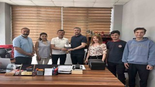 Bergamada Türkçe isimli iş yerlerine teşekkür plaketi