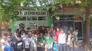 Beşiktaşlı Mustafa Erhan Hekimoğlu memleketi Paluda gençlerle buluştu