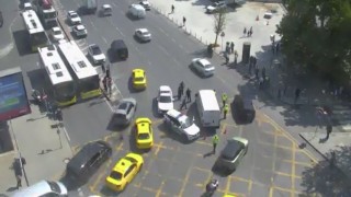 Beşiktaşta ticari aracın çarptığı polis ağır yaralandı