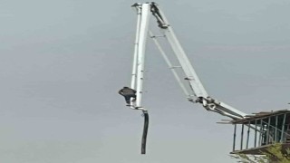 Beton pompasının üzerinde metrelerce yüksekliğe çıkan işçi, canını hiçe saydı