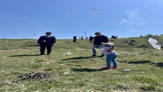 Bilecikte gökyüzü uçurtmalar ile renklendi