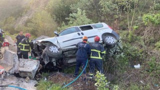 Bilecikte kamyonet şarampole uçtu, araçta sıkışan sürücü kurtarıldı