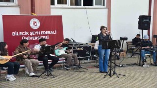 Bilecikte öğrenciler kampüs konseriyle unutulmaz anlar yaşadı
