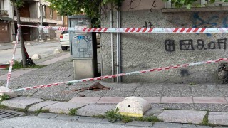 Binadan düşen kiremitler için emniyet şeridi çekildi