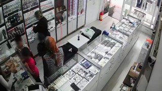 Birini satın aldı, diğerini çaldı: O anlar kamerada