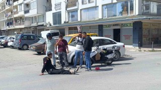 Bisikletli çocuğa çarpmamak için motosikletini devirip yaralandı