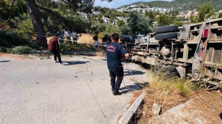 Bodrumda devrilen kamyonda sıkışan 3 kişi kurtarıldı