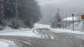 Bolu Dağında mayıs ayında kar yağışı: Yollar beyaza büründü