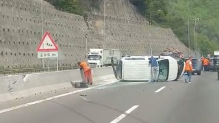 Bolu Dağında otomobil ile çarpışan araç devrildi: Kilometrelerce araç kuyruğu oluştu