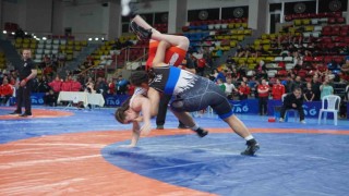 Boluda 40 ilden 500 sporcunun katıldığı Okul Sporları Yıldızlar Güreş Türkiye Şampiyonası başladı