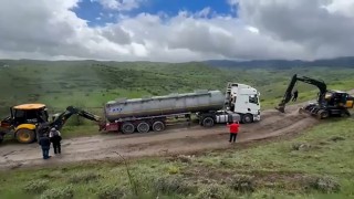 Boluda bayram trafiğinden kaçan tır ve kamyonlar köy yolunda çamura saplandı