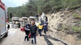 Boluda virajı alamayan hafriyat kamyonu devrildi: 1 ölü