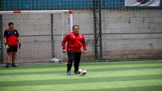 Böyle maç görülmedi, vali çocuklarla birlikte futbol oynadı
