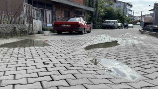 Bozuk yolda ıslanan çocuklar için tepki gösterdi