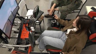 BTÜde F16 heyecanı...Gençler kokpite geçti