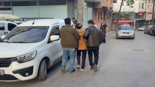 Bu araç benim diyerek  hırsızlık için girdiği araçtan inmeyen kadın tutuklandı