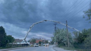 Bulvarın üzerinden betonu böyle aktardılar