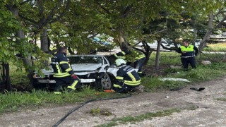 Burdurda kontrolden çıkan otomobil ağaca çarptı