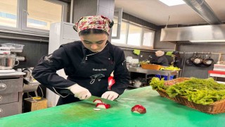 Burhaniyede fakülte bahçesinde yetişen sebzeler hasat edildi