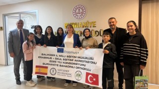 Burhaniyede İspanyadan dönen öğrenciler müdür Zihniyi ziyaret etti