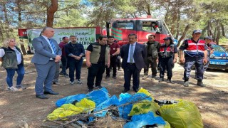 Burhaniyede orman yangınlarına karşı ormanda çöp toplama etkinliği yapıldı