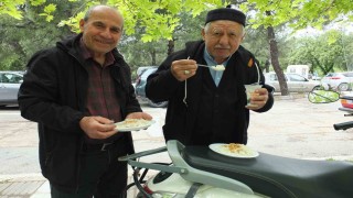 Burhaniyede pilav hayırları devam ediyor