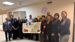 Burhaniyede Polonyadan dönen öğrenciler Milli Eğitim Müdürünü ziyaret etti
