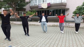 Burhaniyeli gençler gösterilere hazırlanıyorlar