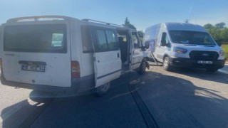 Bursada 2 minibüs çarpıştı : 4 kişi yaralandı