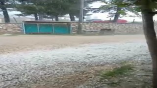 Bursada ceviz büyüklüğünde dolu yağdı...Camlar kırılma noktasına geldi