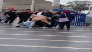 Bursada engelli vatandaşa meydan ortasında saldırı: Kadınlar tekme tokat darp etti