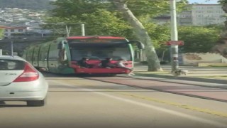 Bursada gençlerin tramvay arkasındaki tehlikeli yolculuğu kamerada