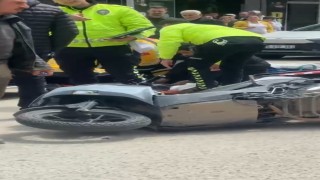 Bursada otomobilin çarptığı motosikletli kurye yaralandı