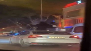 Bursada otomobilin tavanına oturdular : 25 bin TL ceza kesildi