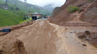 Büyükşehir, heyelanın kapattığı yolları yeniden ulaşıma açtı