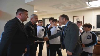 Çakmur, Ahmet Hamdi Tanpınar Ortaokulu futsal takımını kutladı