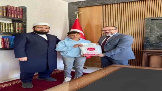Cami inşaatına kumbarasını bağışlayan genç ödüllendirildi