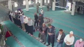 Camide namaz kıldığı sırada kalp krizi geçiren yaşlı adam, imamın kalp masajıyla hayata döndü