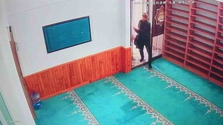 Caminin sadaka kutusundan hırsızlık kamerada